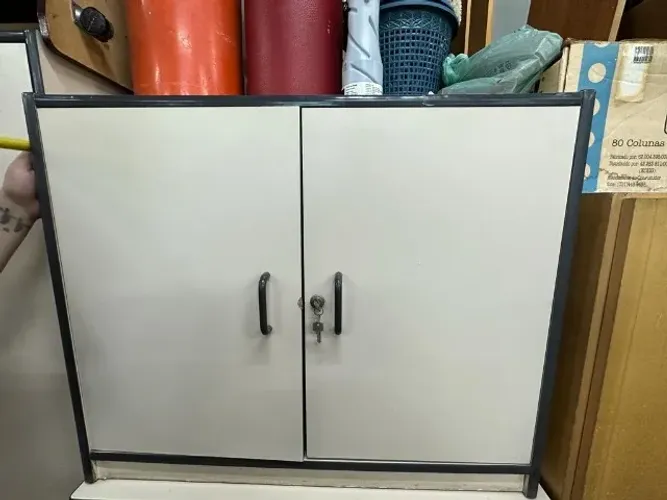Armário Balcão branco com puxador preto e trinco de chave 0,90 L x 0,73 a x 0,42 P