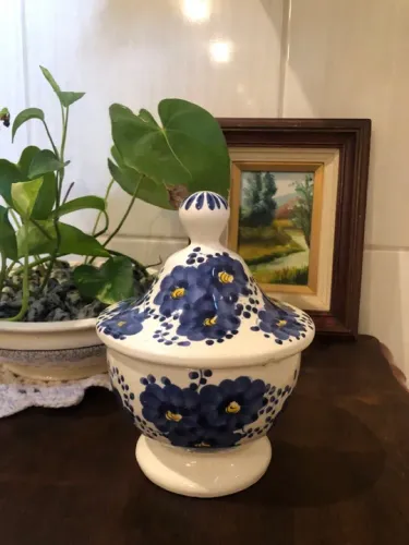 Lindo e antigo potiche pintado à mão.