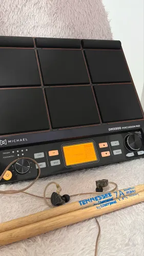 Pad eletrônico e pad de bumbo 