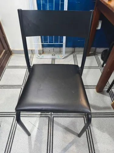 Cadeira Preta com Assento Estofado