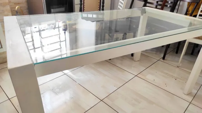 Mesa de jantar com tampo de vidro
