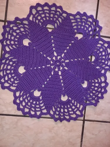 Centro de mesa de crochê roxo delicado