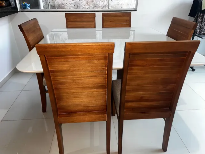 Mesa resistente de madeira pronta entrega nova