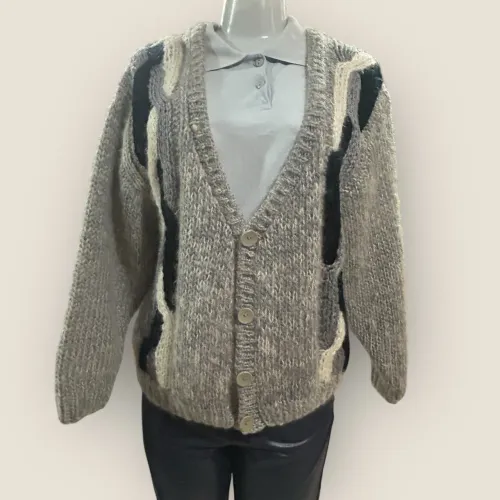 Cardigã em tricô feminino grosso confortável.