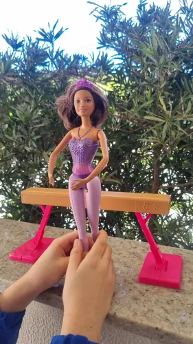 Barbie Bailarina com trave de ginástica - Encanto, Imaginação e Criatividade