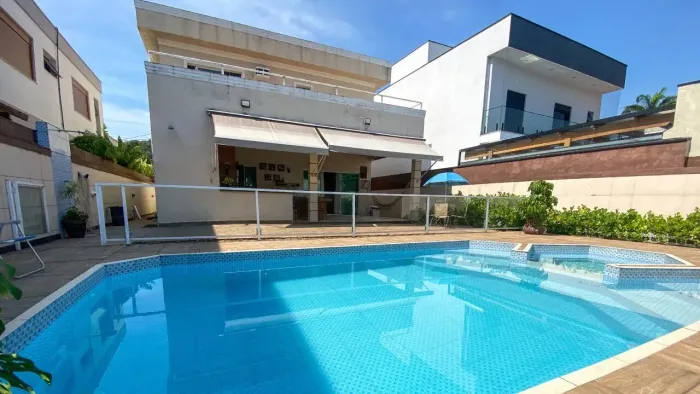 Casa À VENDA no Condomínio Pernambuco 2 em Guarujá