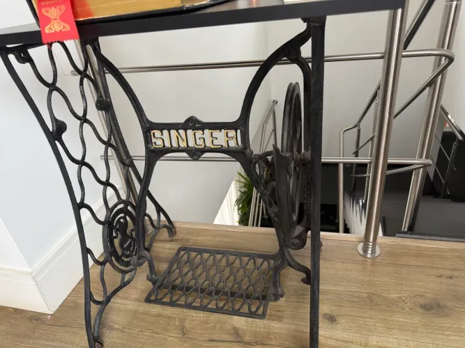 Pé de mesa antigo com MDF preto
