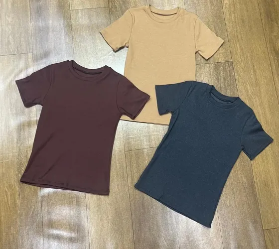 camisetas básicas de cores variadas feminina