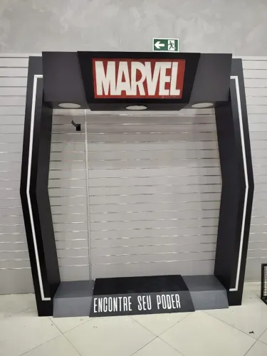 Exclusivos expositores temáticos MARVEL | DC | HARRY POTTER para lojas, buffets ou eventos