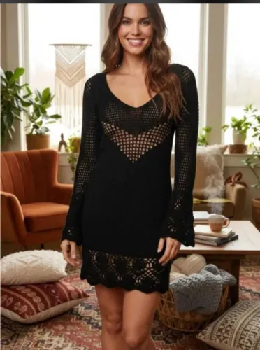 Vestido de crochê preto com detalhes vazados