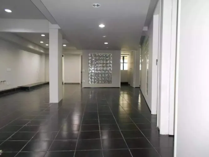 Conjunto de salas em andar corrido com 150m², excelente localização.
