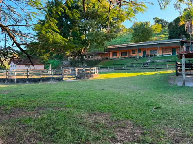 Linda Fazenda de 7 alqueires, 30 baias para cavalos e sede cinema em Varginha, Silva Jardi