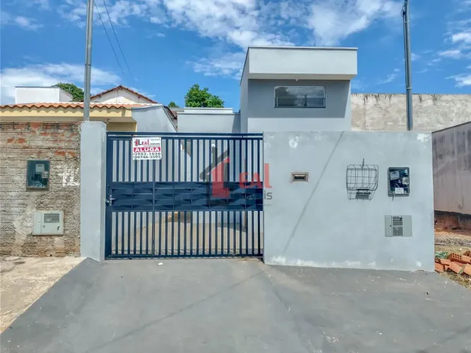 Casa para Locação em Álvares Machado, PARQUE DOS PINHEIROS, 2 dormitórios, 1 banheiro, 1 v
