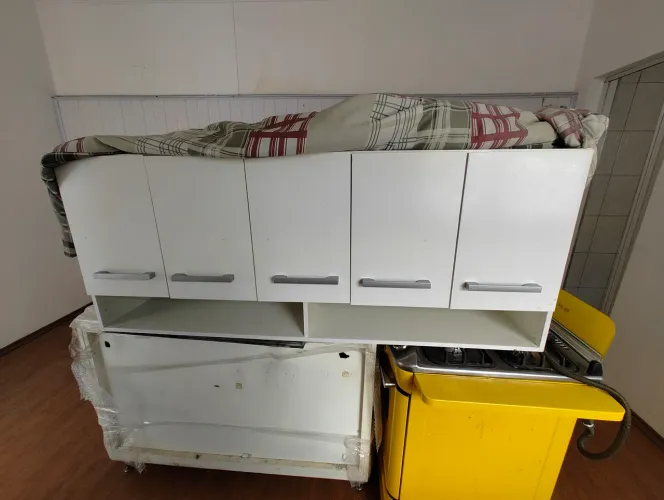 Diversos móveis - cama, estante, armário de cozinha 