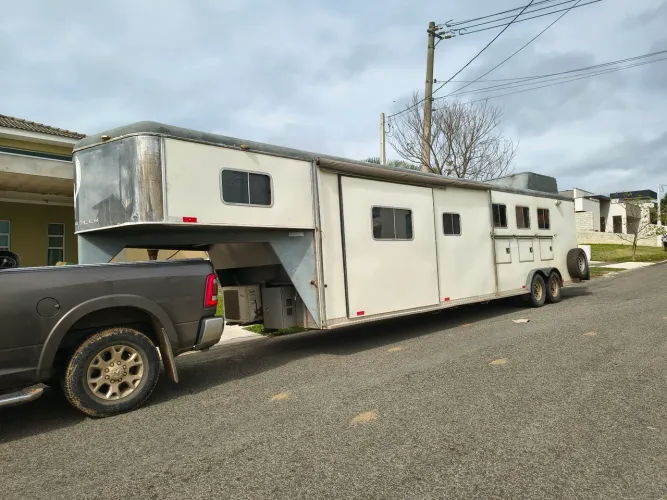 Trailer quinta roda para 3 cavalos com apartamento e 2 slides