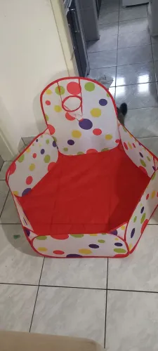 Piscina de bolinha com cesta