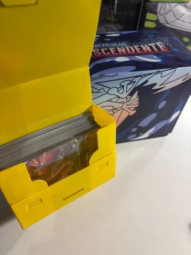 80 cartas Pokémon de Caos Ascendentes + porta carta personalizado do Pikachu