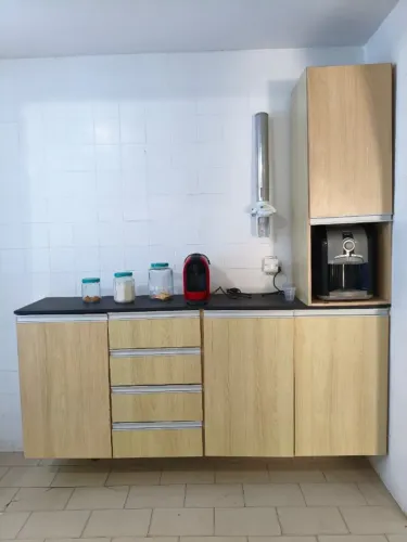 Armário de cozinha 45 L x 190 C Com 3 portas, 3 gavetas, suporte para garrafão de água.