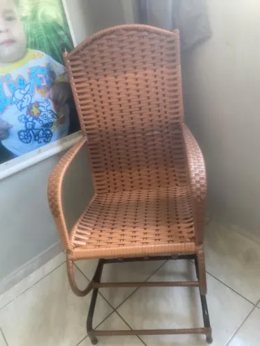 Cadeira de balanço em molas com capa acolchoada