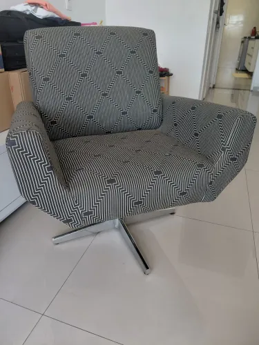 Vendo poltrona 1 lugar giratória com pés de alumínio