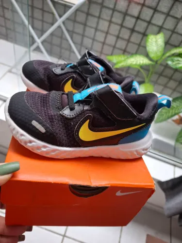 Vendo 2 tênis Nick original tamanho do preto com azul 25/ o preto com branco 27/