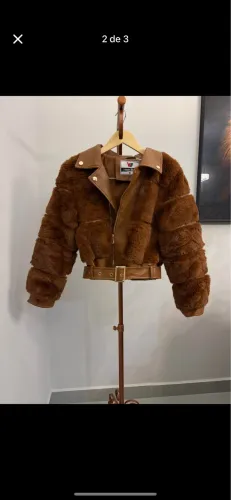 Vendo jaqueta toda forrada por dentro serve 40 é 42 g é gg