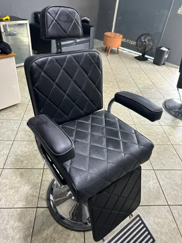 Vendo cadeira de barbeiro semi nova , 3 messes de uso sem nenhum detalhe