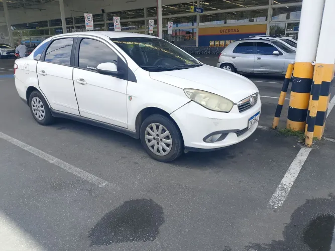 Fiat Grand Siena Tetrafuel 1.4 EVO F. Flex 8V 2013