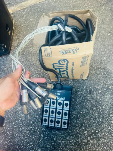 Medusa de 12 entradas XLR com cabo de 15 metros.