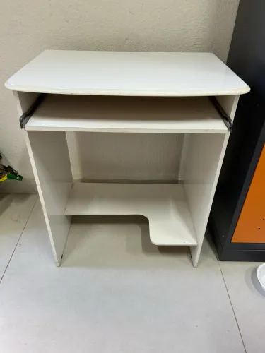 Mesa de computador branca com suporte pra impressora 