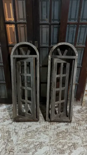 Par de Janelas Capelinha de madeira maciça