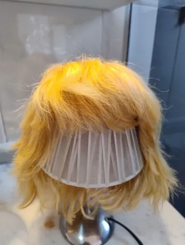 Peruca curta loira