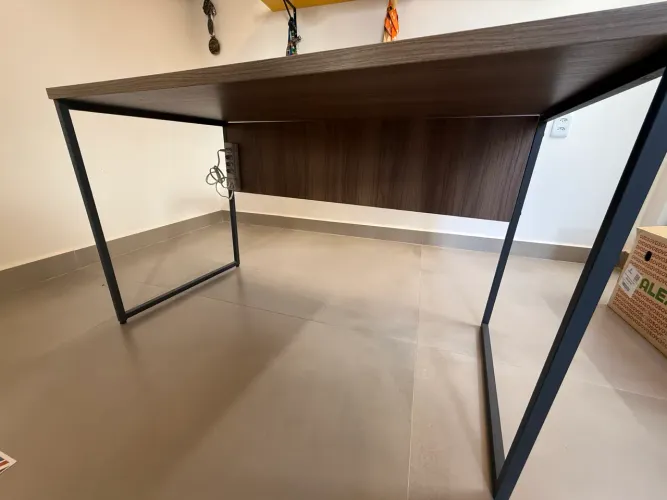 ? Mesa de Escritório / Home Office - Moderna e Robusta