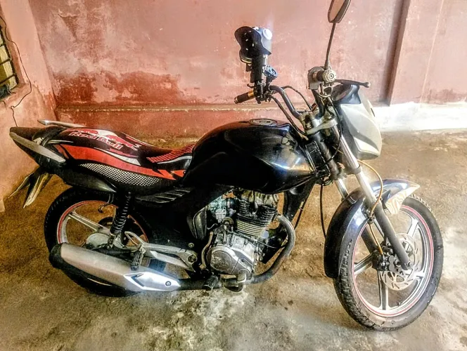 Só hoje Promoção relâmpago R$4000 A moto não deve nada leia o anúncio
