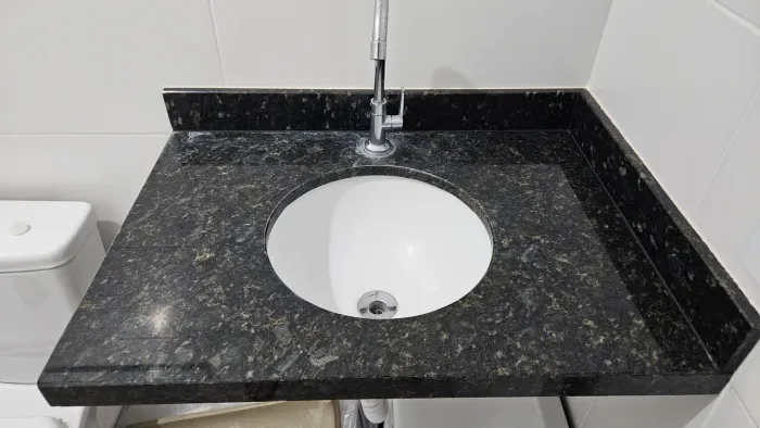 Pia de banheiro granito verde Ubatuba (sem frontão)