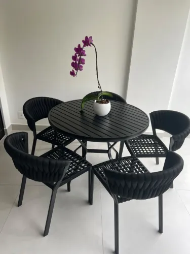 Vendo mesa com cadeiras