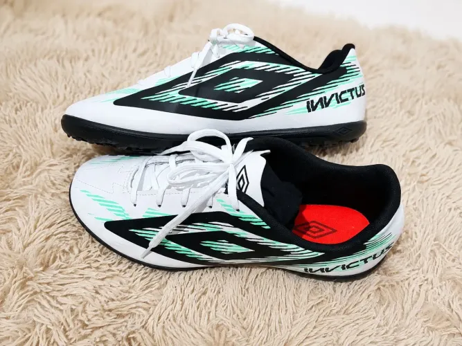 Chuteira umbro nova 