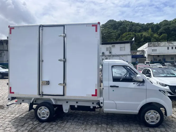 Caminhão effa Baú isotérmico reforçado com grade interna V21 Pick-up CS 1.5 16V 2p