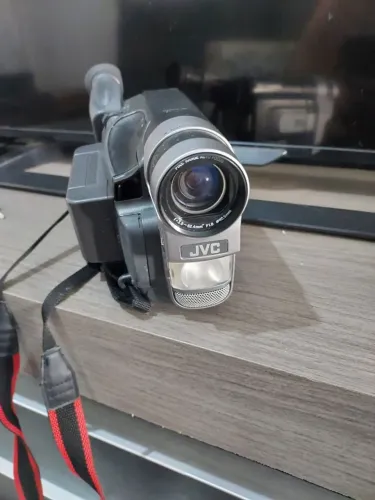 Filmadora JVC funcionando leia