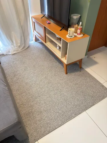 Tapete cinza tecido/modelo bouclé de polipropileno.