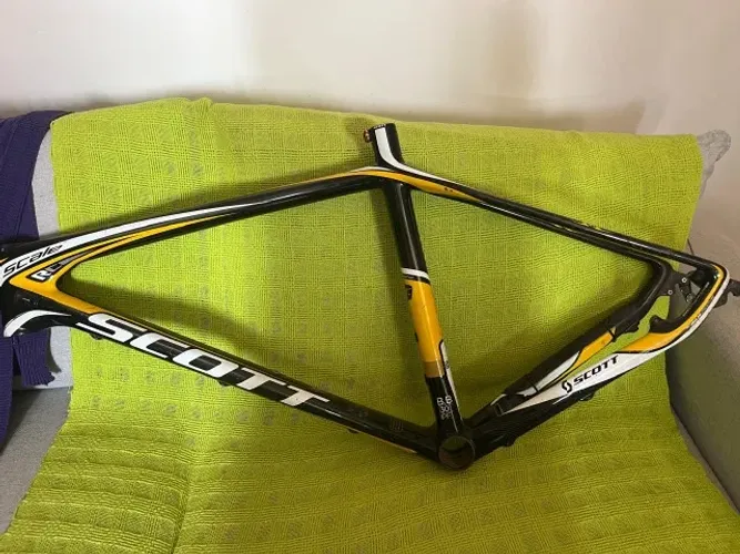  Vendo Scott Scale RC, em fibra de carbono, para montagem de MTB