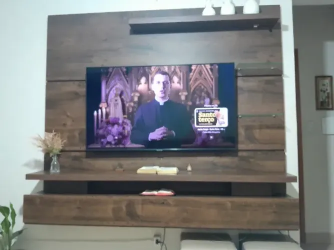 Painel de TV cor Tabaco seminovo por 300,00 tel *
