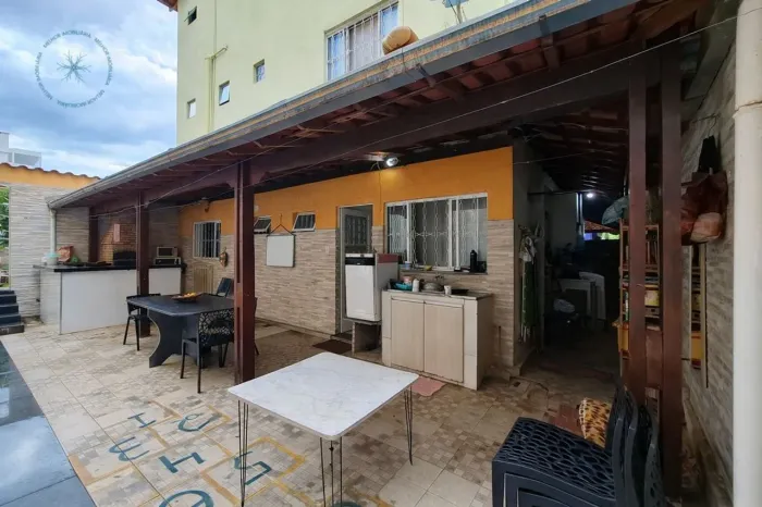Casa em lote à venda no Planalto, Belo Horizonte, MG.