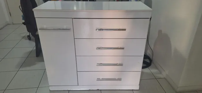 Vendo Gaveteiro 4 gavetas e 1 porta