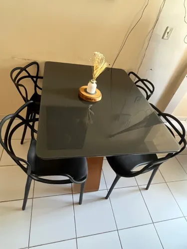MESA COM 4 CADEIRAS