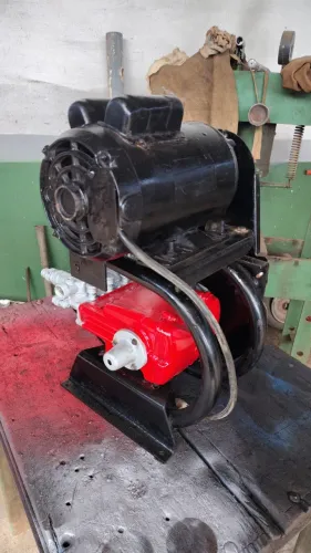 Vendo bomba para lava-jato com motor monofásico.