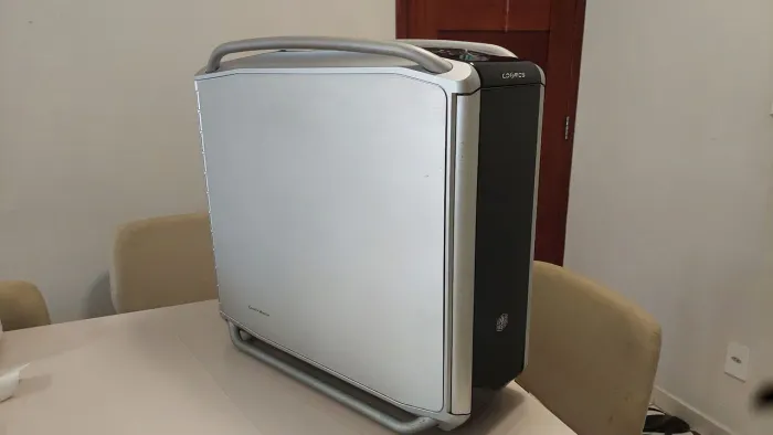 Gabinete gamer Cooler Master Cosmos 1000