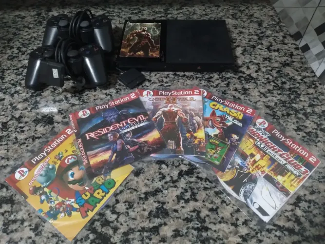 PlayStation 2 em ótimas condições com cinco jogos e 2 controles por 350