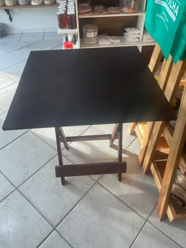 Mesa de madeira com 4 cadeiras estofadas