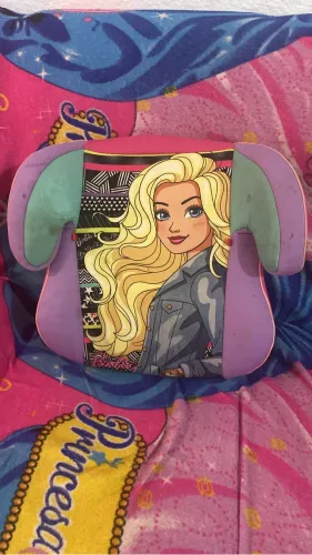 Assento de elevação para carro da Barbie pouca usada
